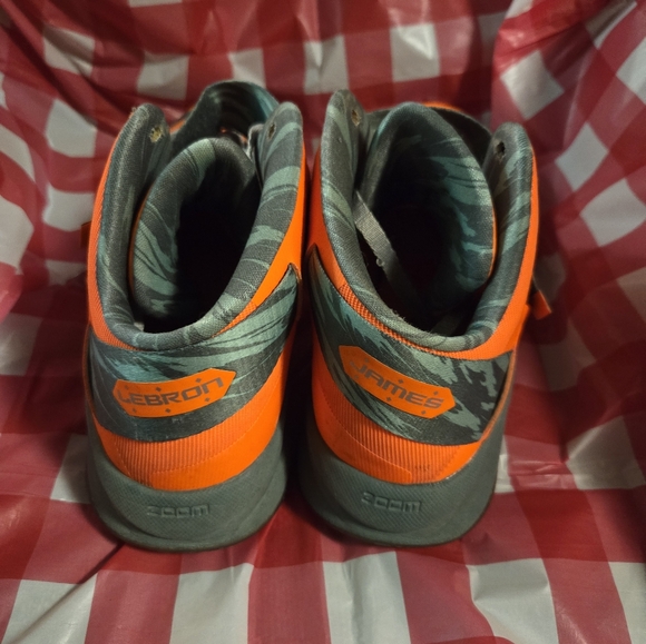 Nike Lebrons - Picture 4 of 4